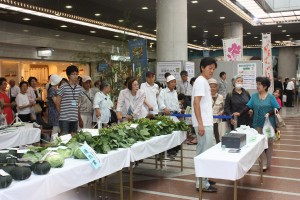 品評会出品物の即売に並ぶ人々