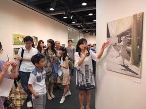 貓夫人簡佩玲正在解說拍下這張貓咪玩麵線時的情況