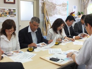 東京台灣商工會議所參訪團一行人在市公所,聽取大熊町鄉長渡邊利綱與總務課長吉田淳報告大熊町核災避難現況
