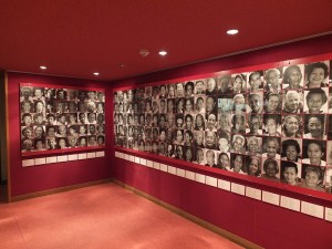 館內入口放了155位台灣、菲律賓、韓國、中國等地的慰安婦被害者照片