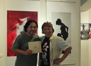 「人像寫真專科」創辦人魚住誠一(左)和台灣肖像攝影師林聲(左),在會場暢談拍攝作品所傳遞的訊息