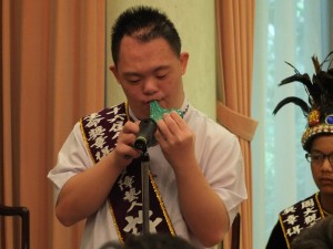 許育瑋以陶笛演奏《你是我兄弟》一曲