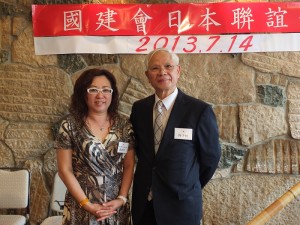 東京台灣商工會議所會長錢妙玲(左),特別到場致意,與會長周子秋合影