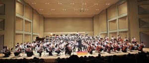 台灣福爾摩沙青少年管弦樂團和日本森村學園學生,共150人聲勢浩大一同演奏多首曲目