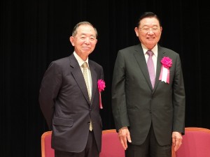 日本前駐中國大使丹羽宇一郎(左)與三三會會長江丙坤(右),一同為早稻田大學的學生上了一堂東亞和平發展課