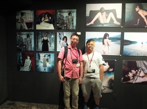 兩位從台灣選出的一般參加攝影師,黃永弘(左)和Jerry Lin(右),分別在自己的作品前合影