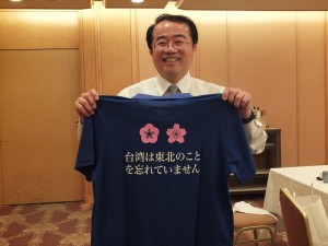 李嘉進展示他在宮城穿的T恤,受到當地民眾和宮城縣知事的歡迎