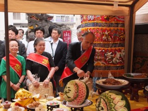駐橫濱辦事處處長李明宗在祭神典禮中的百饌饗宴桌前斟酒敬神