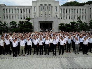 400人の愛媛県庁職員が台北市長らの訪問を歓迎。（写真提供：台北市政府）