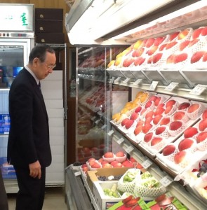 山梨縣知事橫內正明訪台期間，特地到台北市內水果店勘察山梨縣產的水蜜桃販賣情況