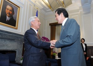 總統馬英九與日本「九州經濟連攜推進機構」參訪賓客握手致意(照片提供:總統府)