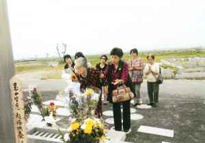 中華民國留日東京華僑婦女會名譽會長羅王明珠，在防災中心舊址向罹難者獻花致意