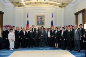 總統馬英九與「九州經濟連攜推進機構」參訪團一行人合影 (照片提供:總統府)