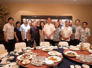 粘處長伉儷和駐那霸辦事處人員,與沖繩縣歷任台北事務所所長合影