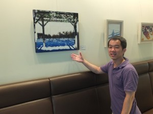 參與藝術家計畫的留學生劉韋岑,表示這幅新畫的《花棚》改變以往作畫的方式,呈現出來的效果和其他幅不太一樣