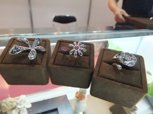 簡約的銀製戒指，以海芋、瑪格麗特和蘭花等花卉為設計靈感／sh@re&give!