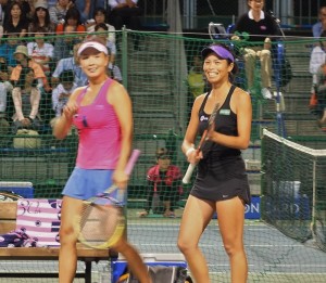 比賽結束後，順利取得晉級８強賽資格的謝淑薇（右）和彭帥（左）立即展現笑容