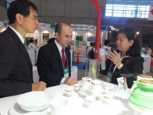 駐日代表處副代表余吉政（中）和東京台灣貿易中心主任陳英顯（左），在台灣精品的攤位上聆聽商品解說