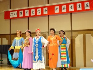 佛光會會員帶來少數民族傳統服裝秀