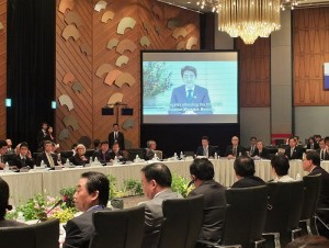日本首相安倍晉三錄影方式現身，表示ＡＰＥＣ在促進亞太地區經貿發展占有重要的地位