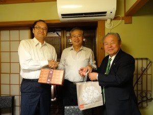 蔡處長(中)與京都府議會日台親善協會會長植田喜裕(左)、京都市日台親善議員聯盟會長高橋泰一朗(右)合影