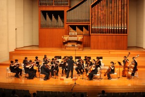 演奏する国立師範大学音楽学部室内管弦楽団