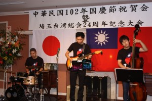 バンド生演奏（メンバーは榎本貴文さん、安斉雅彦さん、高澤遼太さん）が始まった