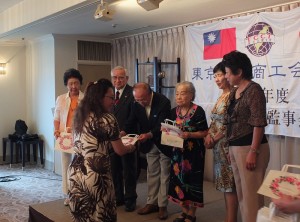 東京台灣商會會長錢妙玲代表贈送敬老禮物,給會內70歲以上的前輩先進