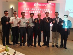 副代表余吉政和東京台灣貿易中心主任陳英顯（右４、３）和出席記者會的台灣業者，為台灣精品齊聲喊讚