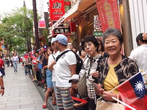 路旁的遊客也手持國旗,一同慶祝中華民國的生日