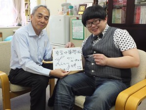 東京中華學校校長劉劍城(左)表示,因為很喜歡林育羣努力不懈的表現,所以特別邀請他到學校演講,鼓勵學生
