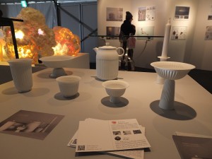 入選年輕設計師展的台灣設計師吳孝儒，則以塑膠製成如陶瓷餐具，外型看起來絲毫不失陶瓷品的細緻感
