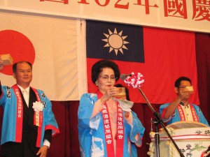 中琉協會副會長長濱文子帶領與會貴賓乾杯