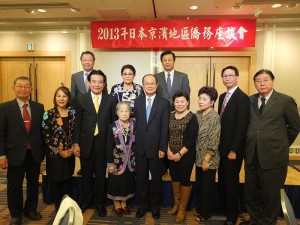 懇親餐會上,僑務委員與駐日代表沈斯淳(前排左5)、副代表陳調和(後排右)與僑務組長趙雲華(後排左)合影