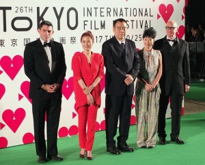 此屆東京國際影展競賽片評審團,左起:導演克里斯‧韋滋、韓國女星文素利、擔任評審長的中國導演陳凱歌、日女星寺島忍和製作人克里斯‧布朗