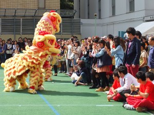 精彩的舞獅表演,贏得場邊觀眾的熱烈歡呼