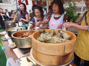 粽子和滷肉飄香,吸引許多客人上門