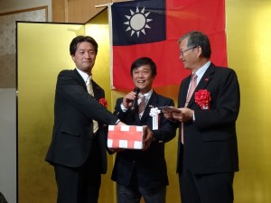 摸彩活動。(中)京都華僑總會副會長魏禧之、(左)駐大阪辦事處處長蔡明耀