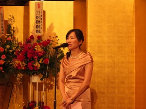 安座式典祝賀会の最後に挨拶を行う東京媽祖廟連昭惠代表DSCF2965
