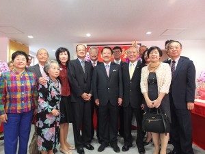 在日僑領、駐日代表處代表沈斯淳伉儷與專程從台灣遠道而來參加東京媽祖廟安座大典的賓客合影