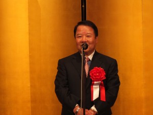 帝国ホテルでの安座式典祝賀会で挨拶する東京媽祖廟詹德薰董事長