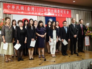 留學生與會員帶領全場唱國歌