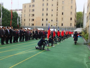 一早先進行莊嚴肅穆的升旗典禮