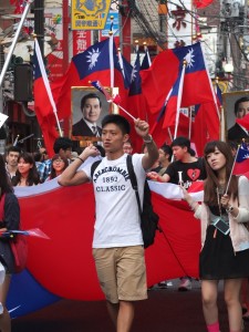 留學生高舉國旗,呼喊中華民國台灣萬歲的口號