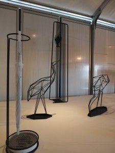 參加專業展的台灣設計師王亞韋，以錯視的概念，設計出傘架和燈架等商品