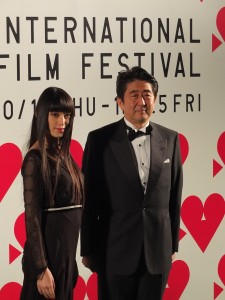 星光大道壓軸日本首相安倍晉三,在本屆東京影展代言人栗山千明的陪同下走上綠地毯