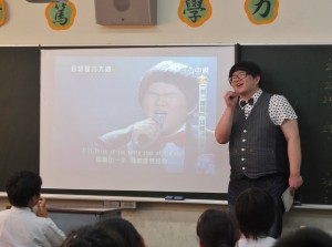 林育羣特地到每個班級和同學互動,宣傳自己即將發行的日文專輯