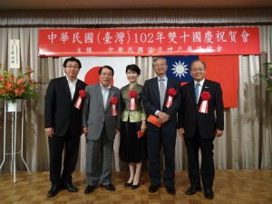 左起 日華親善神戶市會議員聯盟議長大澤和士、日華親善神戶市會議員聯盟會長 前島浩一、蔡處長伉儷、大阪中華總會會長洪勝信