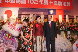 沈斯淳代表ご夫妻と横浜華僑各界慶祝双十国慶大会委員会施梨鵬委員長