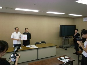 泡盛調酒協會在沖繩縣廳舉行記者會,公佈與台灣學校合作的計畫